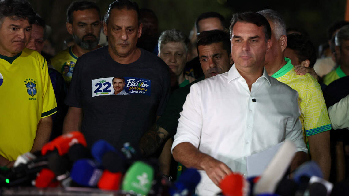 Flávio Bolsonaro y familia recibirán visas EEUU tras abandonar Brasil luego de derrota electoral