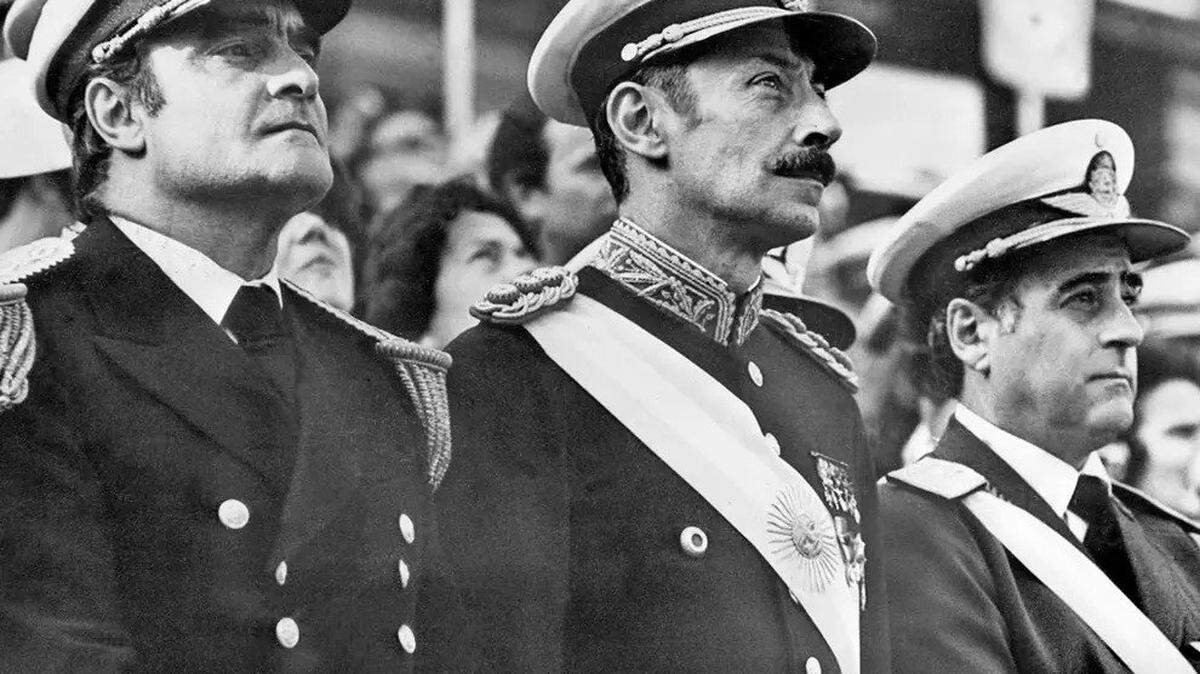 Foto de archivo de 1977 que muestra a los principales miembros de la Junta Militar dictatorial en Argentina: Emilio Massera (izq.), el presidente Jorge Videla (centro) y Orlando Agosti.