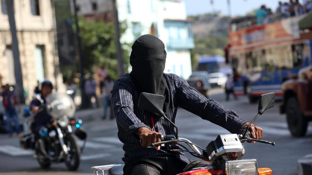 El mago cubano Aliet Pérez es visto hoy, miércoles 13 de abril de 2016, en La Habana (Cuba), donde rompe un récord nacional al recorrer tres kilómetros en moto con los ojos vendados, una marca que espera superar en agosto en otra prueba que presentará ante la organización del Libro Guinness, donde no existe ninguno reto similar.