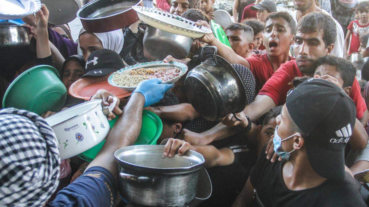 GAZA, 18 de julio de 2024 -- La gente intenta obtener ayuda alimentaria en la ciudad de Beit Lahia, en el norte de la Franja de Gaza. Trabajadores que proveen alivio al norte de Gaza, además de los contratiempos diarios, ahora deben coordinarse con las autoridades israelíes antes de pasar por un puesto de control militar, dijeron el jueves trabajadores humanitarios de la ONU. 
