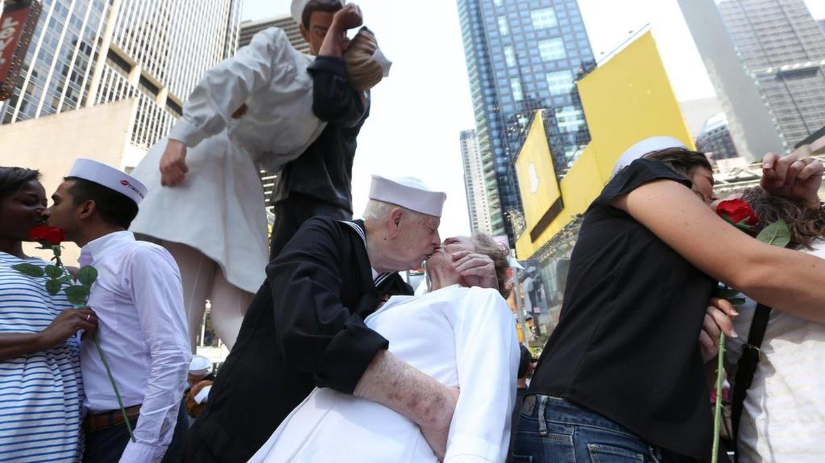 
Ray y Ellie Williams de Georgia, ambos veteranos de la Marina estadounidense de la Segunda Guerra Mundial, recrean en Nueva York la icónica foto del fin de la Guerra el viernes 14 de agosto de 2015.
