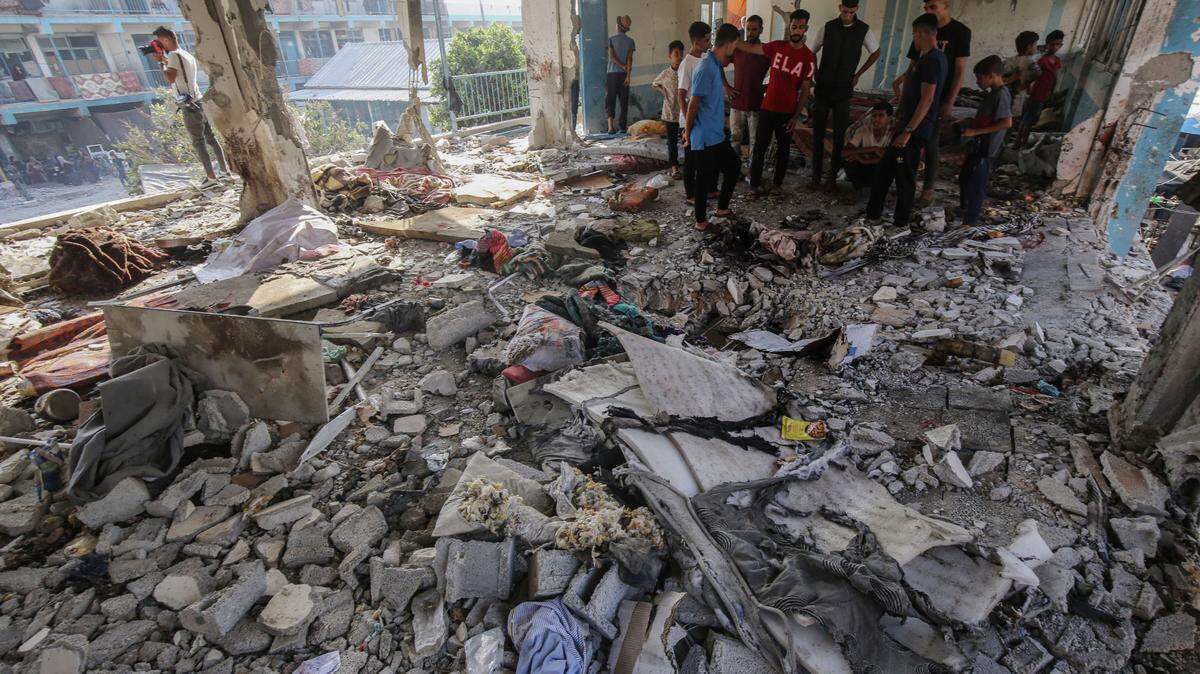 Palestinos inspeccionan los danos causados por una ataque israelí a una escuela para palestinos desplazados administrada por la ONU, en campo de refugiados de Nuseirat, en la región central de Gaza, el jueves 6 de junio de 2024.