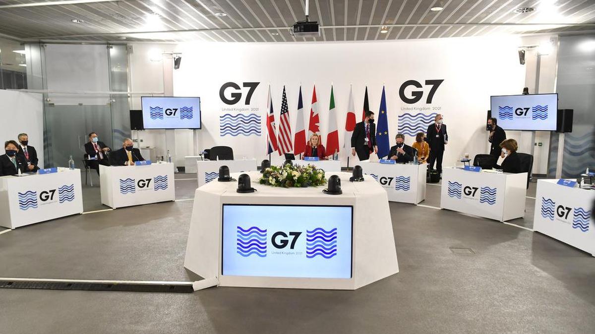 La Secretaria de Relaciones Exteriores británica Liz Truss (C) habla durante una sesión de Ministros de Relaciones Exteriores y Desarrollo del G7 con países invitados y naciones de la ASEAN el 12 de diciembre de 2021 en Liverpool, Inglaterra. Foto de Anthony Devlin - WPA Pool / Getty Images