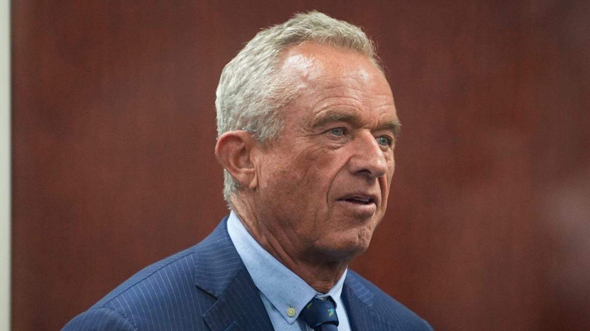Robert F. Kennedy Jr., nominado por el presidente electo Donald Trump para liderar el Departamento de Salud y Servicios Humanos (HHS), llega al Capitolio en Washington el lunes 16 de diciembre de 2024 para reunirse con varios senadores, entre ellos Ron Johnson (R-WI).