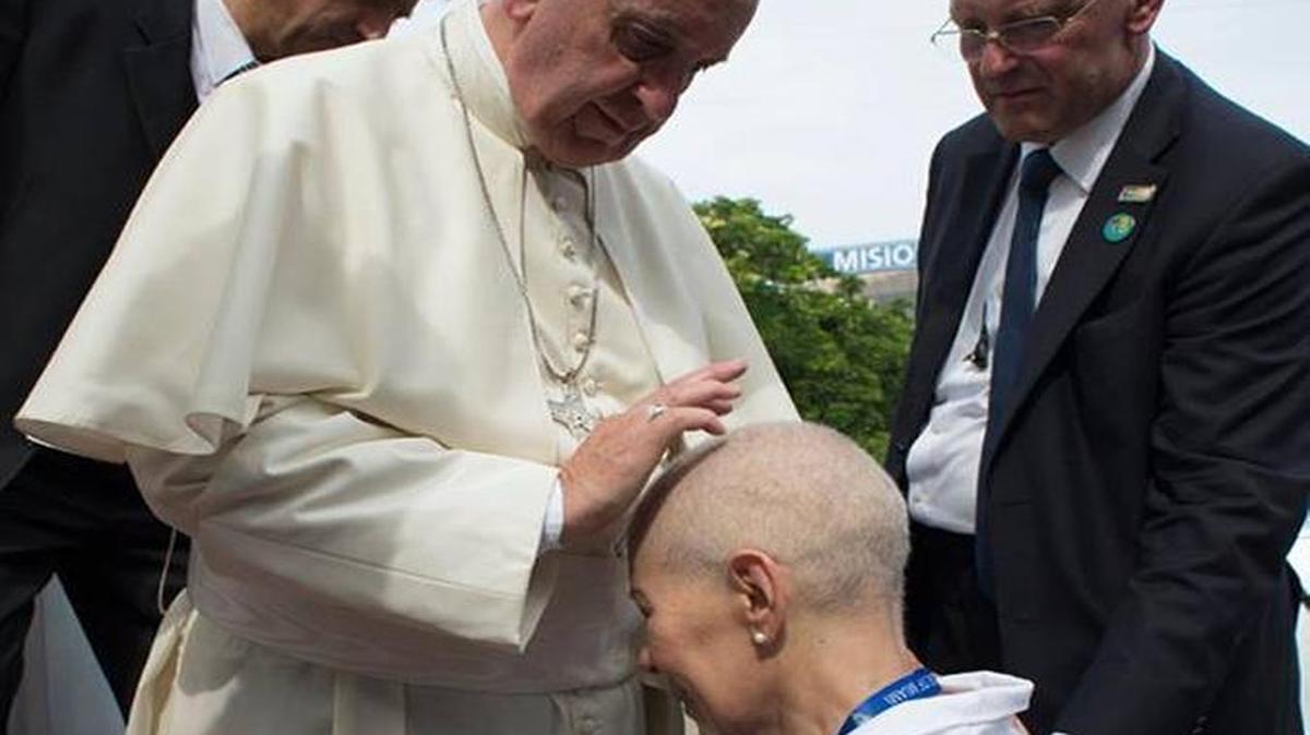 Martha Serra Mohr recibe la bendición del Papa Francisco, durante su visita a Cuba en septiembre del 2015.
