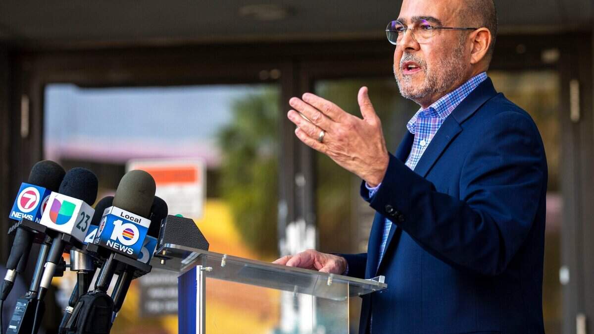 El nuevo superintendente de las Escuelas Públicas de Miami-Dade, Dr. José Dotres, da un discurso tras asumir su nueva posición el lunes, 14 de febrero de 2022, frente al Edificio Administrativo de la Junta Escolar de Miami-Dade, en downtown Miami. 