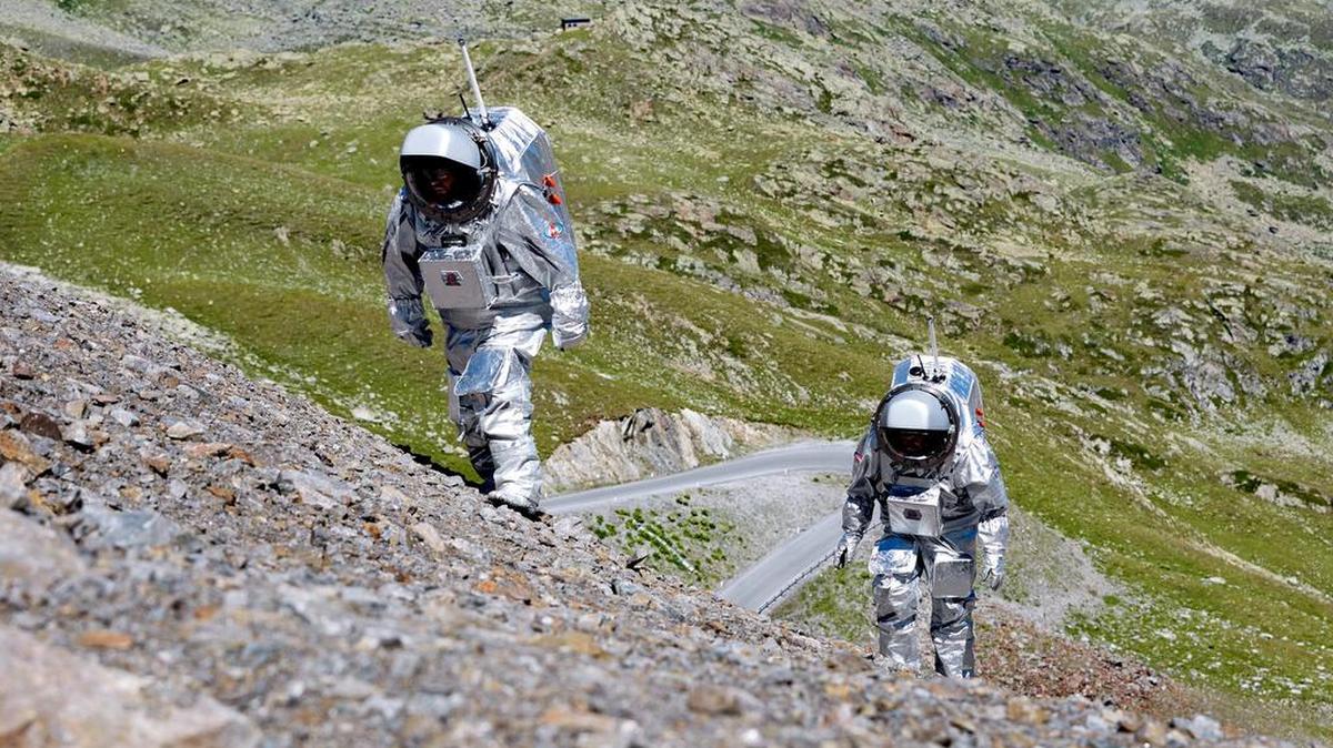 
 Fotografía cedida por el Foro Austríaco del Espacio ((div)WF) de dos astronautas en la primera recreación de una misión a Marte ensayada en un glaciar alpino, a 2,700 metros de altura, recreada por el Foro Austriaco del Espacio. 
