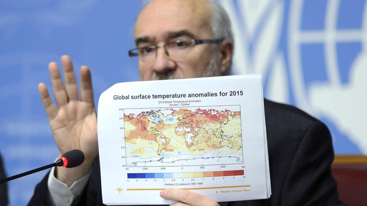 El secretario general de la Organización Meteorológica Mundial (OMM), Michel Jarraud, habla durante un rueda de prensa para presentar la evaluación provisional del estado global del clima en 2015, en la sede de las Naciones Unidas en Ginebra (Suiza) hoy, 25 de noviembre de 2015.