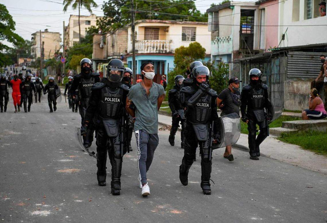 Agentes policiales arrestan a un manifestante durante las protestas en contra del gobierno cubano, el 11 de julio de 2021, en La Habana.