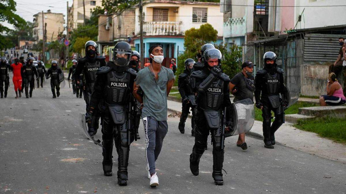 Agentes policiales arrestan a un manifestante durante las protestas en contra del gobierno cubano, el 11 de julio de 2021, en La Habana. 