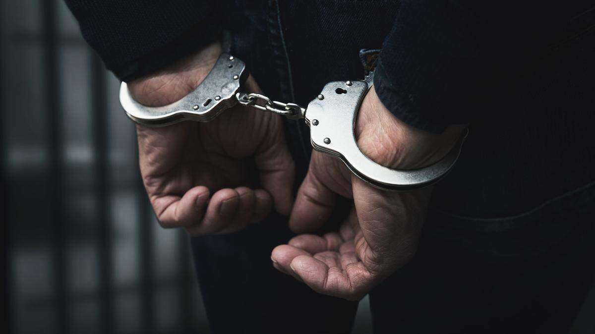 Doce policías fueron detenidos en Chile y acusados de presunto tráfico de drogas, cohecho y otros delitos como extorsión a comerciantes. 