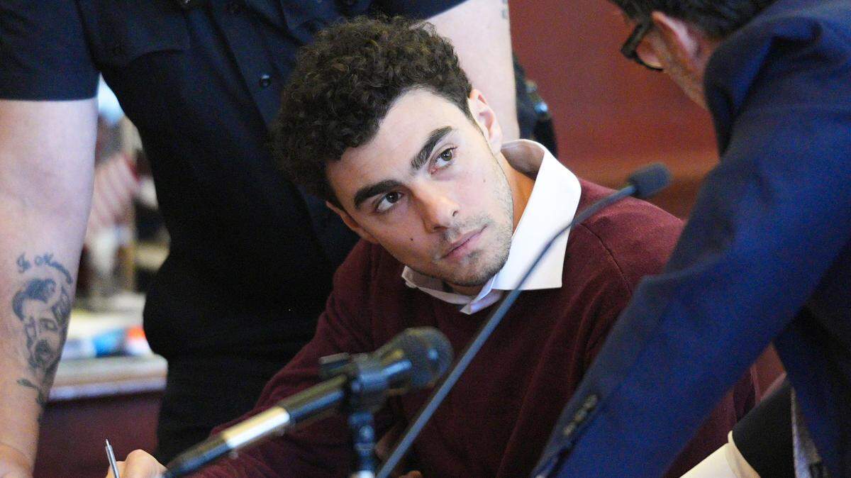 Luigi Mangione comparece ante el Tribunal Supremo de Manhattan para enfrentar cargos de asesinato por dispararle a Brian Thompson, director ejecutivo de UHC, hasta matarlo.