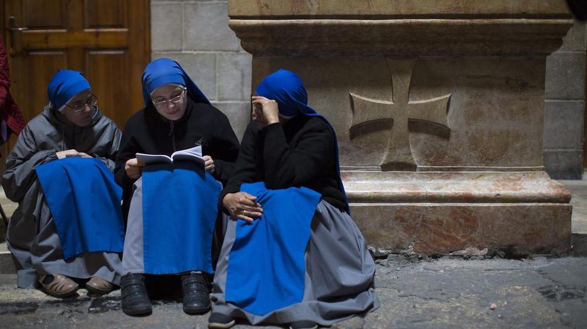 Monjas rezan en la iglesia del Santo Sepulcro en Jerusalén (Israel) el 24 de marzo de 2016.