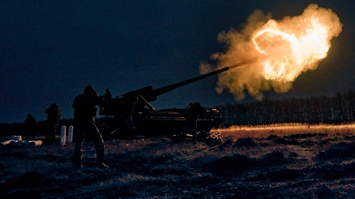 Soldados ucranianos disparan un sistema de artillería Pion contra posiciones rusas, el jueves 15 de diciembre de 2022, cerca de Bakhmut, en la región de Donetsk, Ucrania. (AP Foto/LIBKOS)
