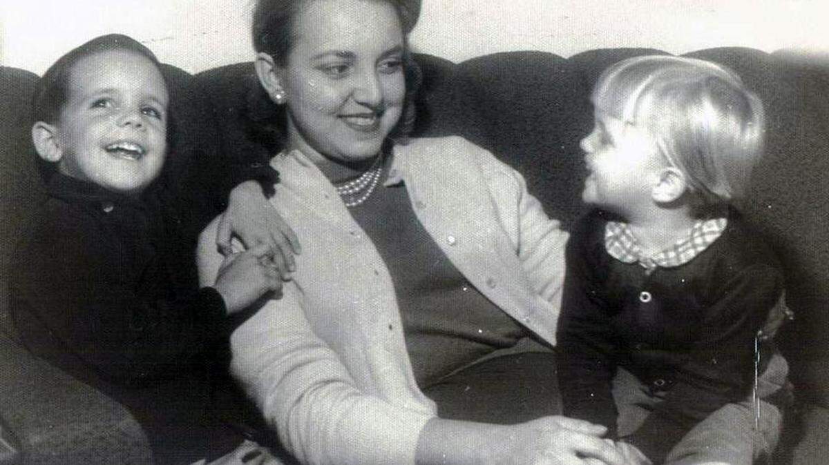 Mitzi Giménez, en una foto sin fecha, con sus hijos Carlos Giménez (izq.) y Mitzi Ann Giménez.