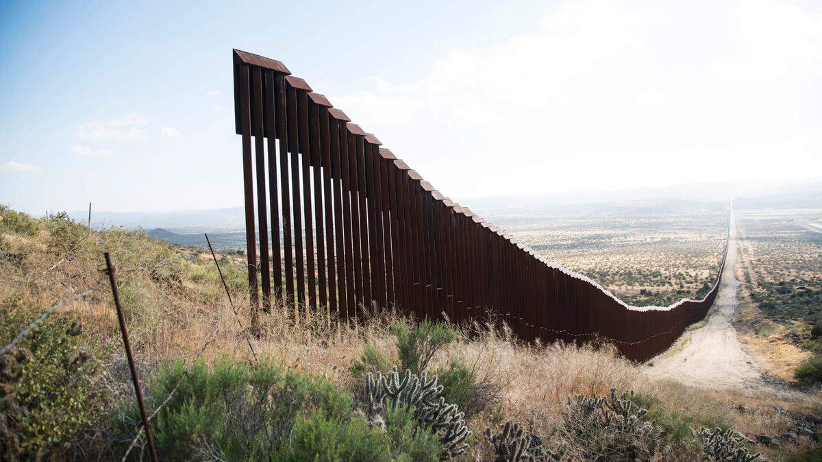 EL MURO se ve una brecha en la valla fronteriza entre Estados Unidos y México cerca de Jacumba, al este de San Diego, California, Estados Unidos. Hay pocas brechas como esta cerca en Nogales y cerca de San Diego debido al terreno alto.