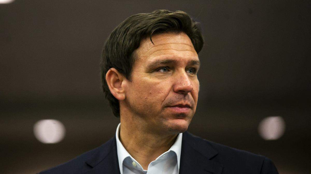 14 de mayo de 2023; Cedar Rapids, Iowa, EE. UU.; El gobernador de Florida, Ron DeSantis, saluda a los invitados después de una recepción del Partido Republicano de Iowa, el sábado 13 de mayo de 2023, en The Hotel at Kirkwood Center en Cedar Rapids, Iowa.