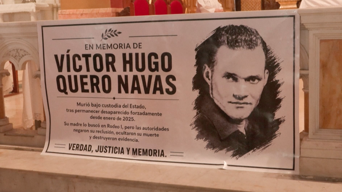 Decenas de familiares de presos políticos asisten a una misa para despedir a Victor Hugo Quero Navas, un preso político que falleció bajo custodia del Estado venezolano tras pasar un año y medio como víctima de desaparición forzada, según su familia.