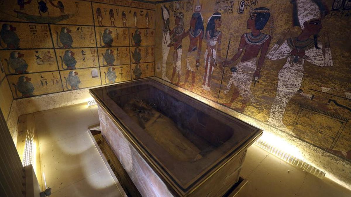 Fotografía de archivo tomada el 28 de noviembre de 2015 que muestra el interior de la cámara funeraria de Tutankamón, en el Valle de los Reyes de Luxor (Egipto).