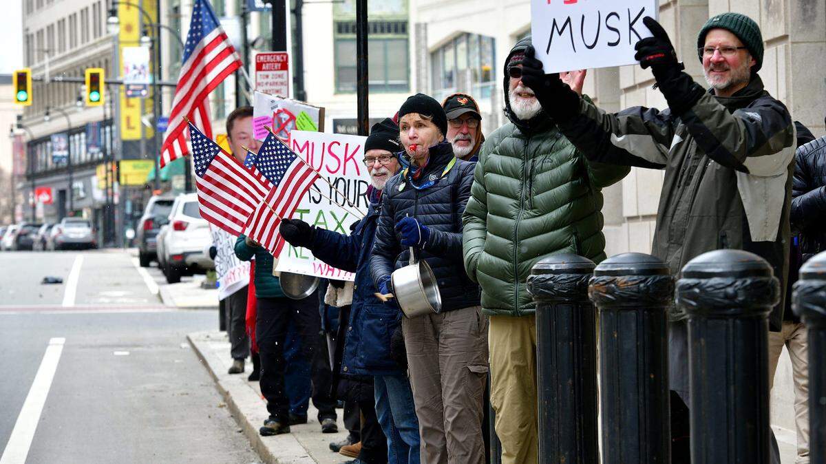 Los manifestantes frente al tribunal federal en Worcester expresan su desacuerdo con DOGE y Elon Musk el viernes, 7 de marzo de 2025.