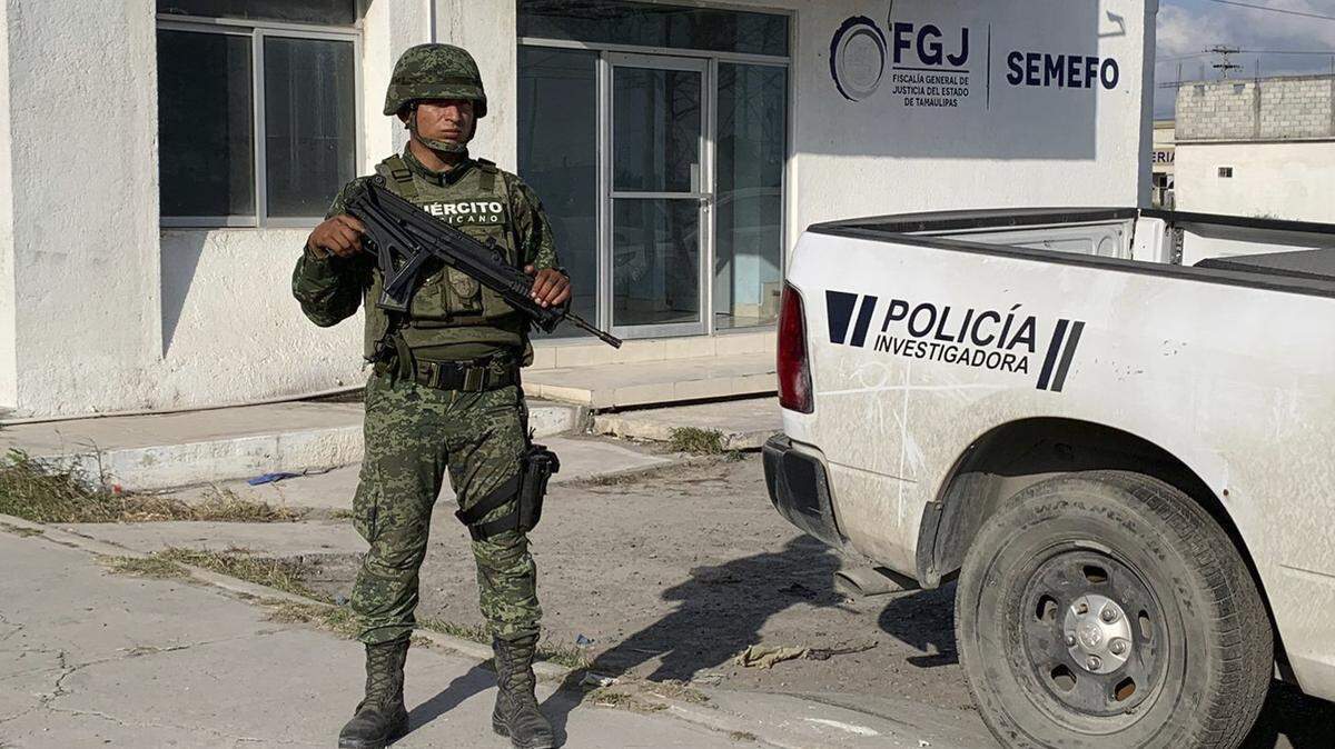 Un soldado del ejército mexicano custodia la sede de la Fiscalía Estatal de Tamaulipas en Matamoros, México, el miércoles 8 de marzo de 2023. (Foto AP)