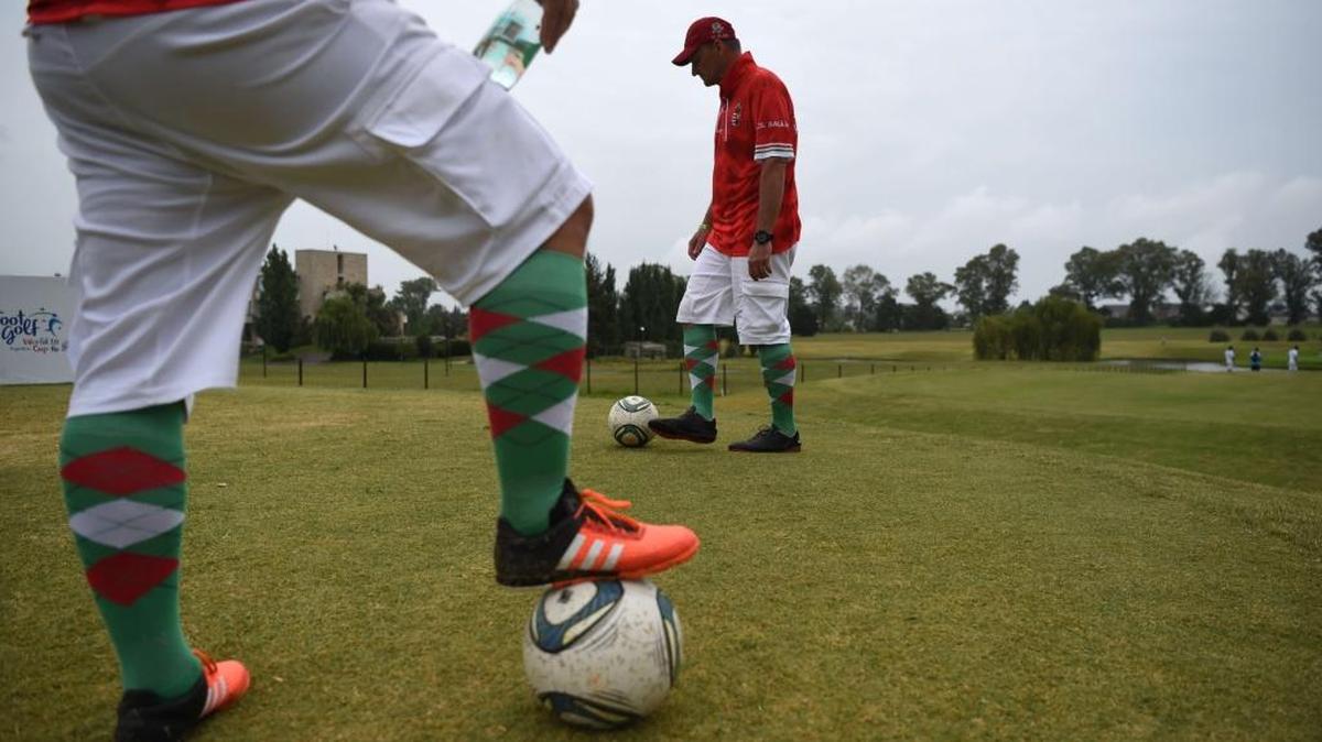 Jugadores de Hungría participan de la segunda edición del Mundial de Footgolf, el 10 de enero del 2016 en Buenos Aires, Argentina.