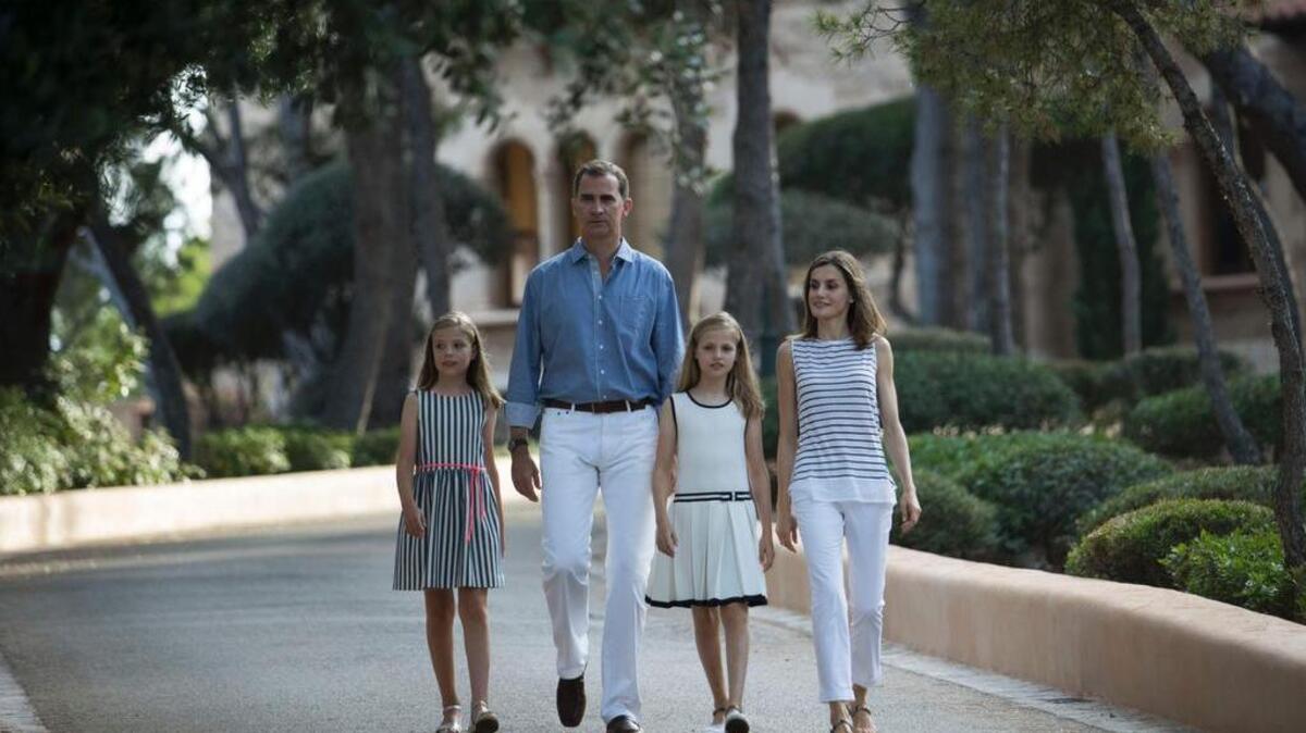 El rey de España Felipe VI, la reina Leticia y sus hijas Leonor y Sofía en la isla de Mallorca el 4 de agosto de 2016.
