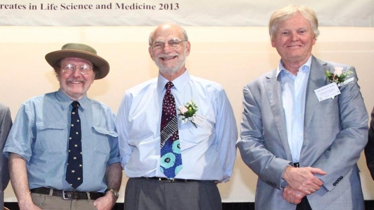Fotografía de archivo fechada el 25 de septiembre de 2013 que muestra a los estadounidenses (d-i) Jeffrey C. Hall, Michael Rosbash y Michael W. Young durante una conferencia en la Universidad China de Hong Kong, en Hong Kong, China.