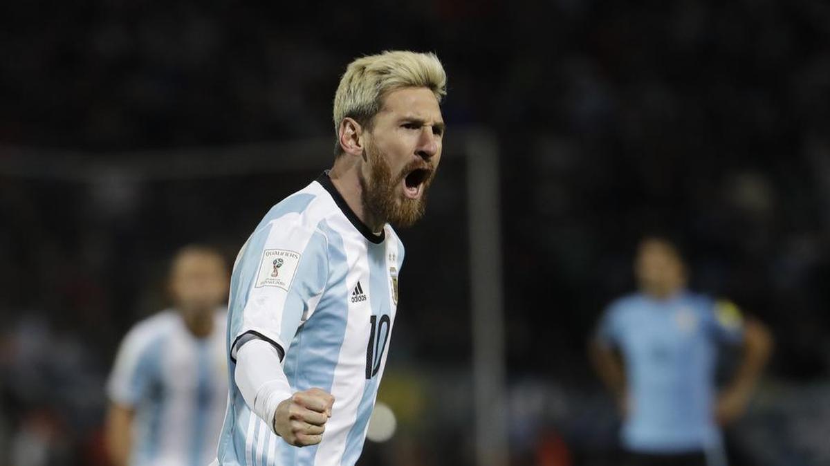 El argentino Lionel Messi celebra después de anotar contra Uruguay el 1 de septiembre de 2016.