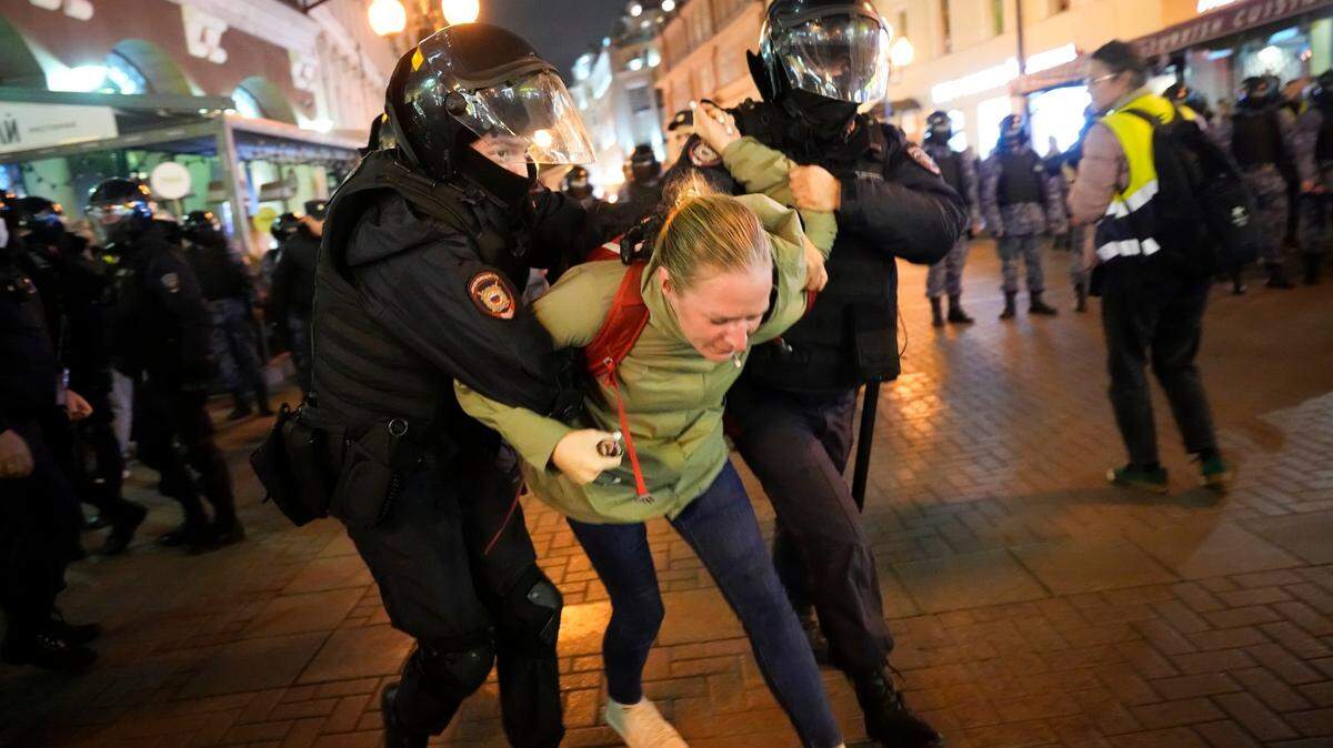 La policía antidisturbios detiene a un manifestante durante una protesta contra la movilización militar de reservistas en Moscú, Rusia, el miércoles 21 de septiembre de 2022. El presidente ruso, Vladimir Putin, ordenó una movilización parcial de reservistas en Rusia, con efecto inmediato. (Foto AP/Alexander Zemlianichenko)