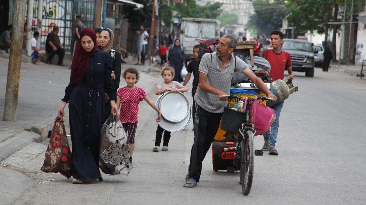 Una familia palestina empieza su retirada de Rafah, en el sur de Gaza, para ir a un lugar para residentes desplazados por la ofensiva israelí, el martes 28 de mayo de 2024.