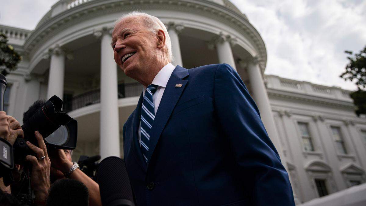 El presidente de Estados Unidos, Joe Biden, habla con los miembros de los medios de comunicación en el jardín sur de la Casa Blanca antes de abordar el Marine One en Washington, DC, EE.UU., el miércoles 28 de junio de 2023. 