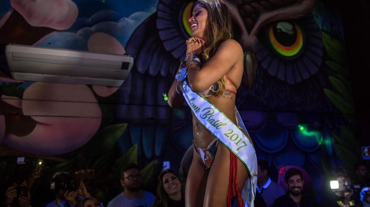 Rosie Oliveira de Amazonas festeja después de ganar el concurso Miss Bumbum Brasil 2017 en Sao Paulo el 7 de noviembre de 2017.