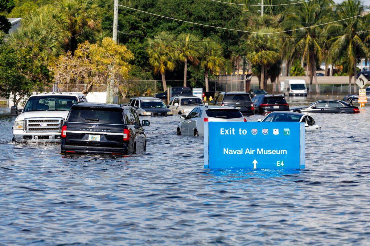 Vehículos sumergidos en una calle inundada por fuertes lluvias en West Perimeter Road en Fort Lauderdale el jueves 13 de abril de 2023.