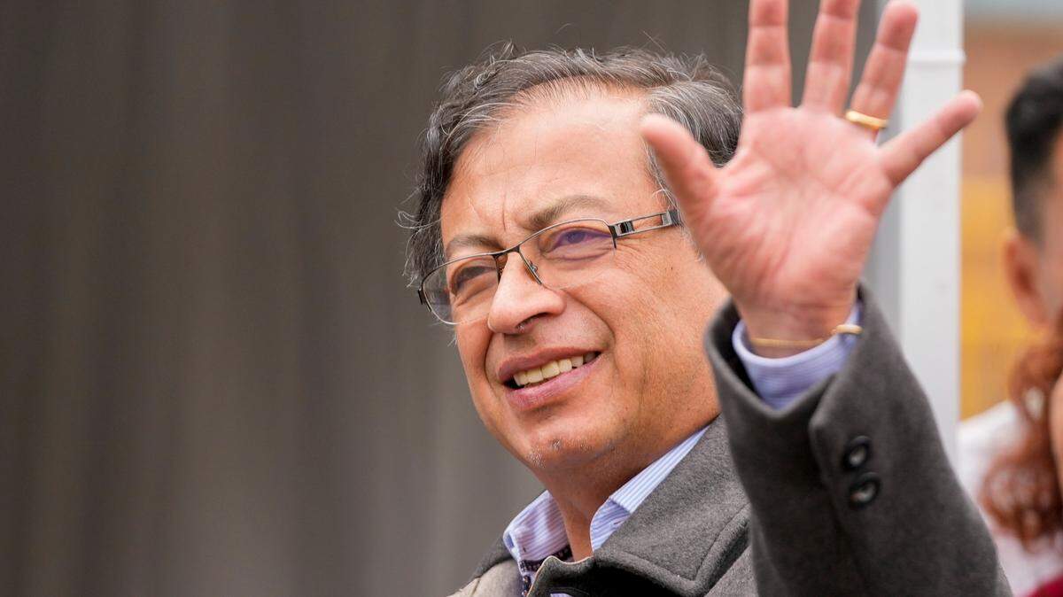 El entonces candidato presidencial Gustavo Petro saluda a su llegada para votar en una segunda vuelta presidencial en Bogotá, Colombia, el domingo 19 de junio de 2022. Una delegación encabezada por el Consejero de Seguridad Nacional de la Casa Blanca, Juan González, y el Subsecretario de Estado para Asuntos del Hemisferio Occidental, Brian Nichols, llegaron a Colombia el jueves 21 de julio de 2022 para reunirse con el presidente electo Gustavo Petro. (Foto AP/Fernando Vergara, Archivo)