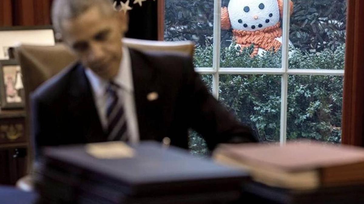 Hey, señor Presidente, alguien lo está vigilando. El fotógrafo de la Casa Blanca Pete Souza publicó imágenes de una broma que le hicieron a Barack Obama.