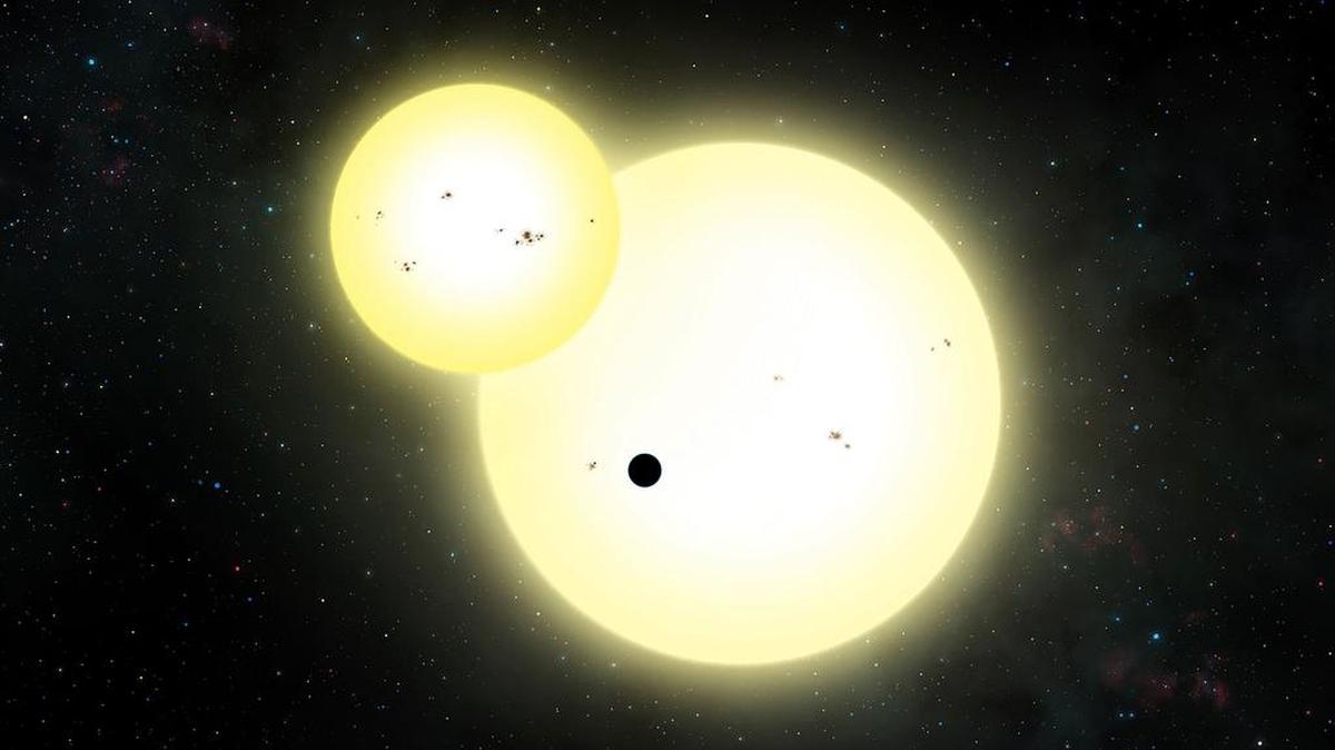 Esta impresión artística de Lynette Cook muestra eventos simultáneos de eclipse estelar y tránsito planetario de Kepler-1647 b.
