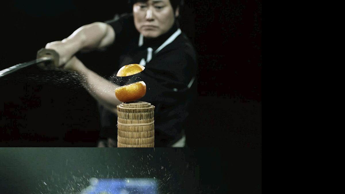 
Fotografía facilitada por Yaskawa Electric del maestro de la espada japonesa Isao Machii (arriba) realizando un corte horizontal preciso en una naranja mientras el robot Motoman-MH24 (abajo), de la empresa nipona especializada en la fabricación de maquinaria industrial programado para reproducir los movimientos del espadachín japonés, hace lo propio con varias piezas de fruta. 
