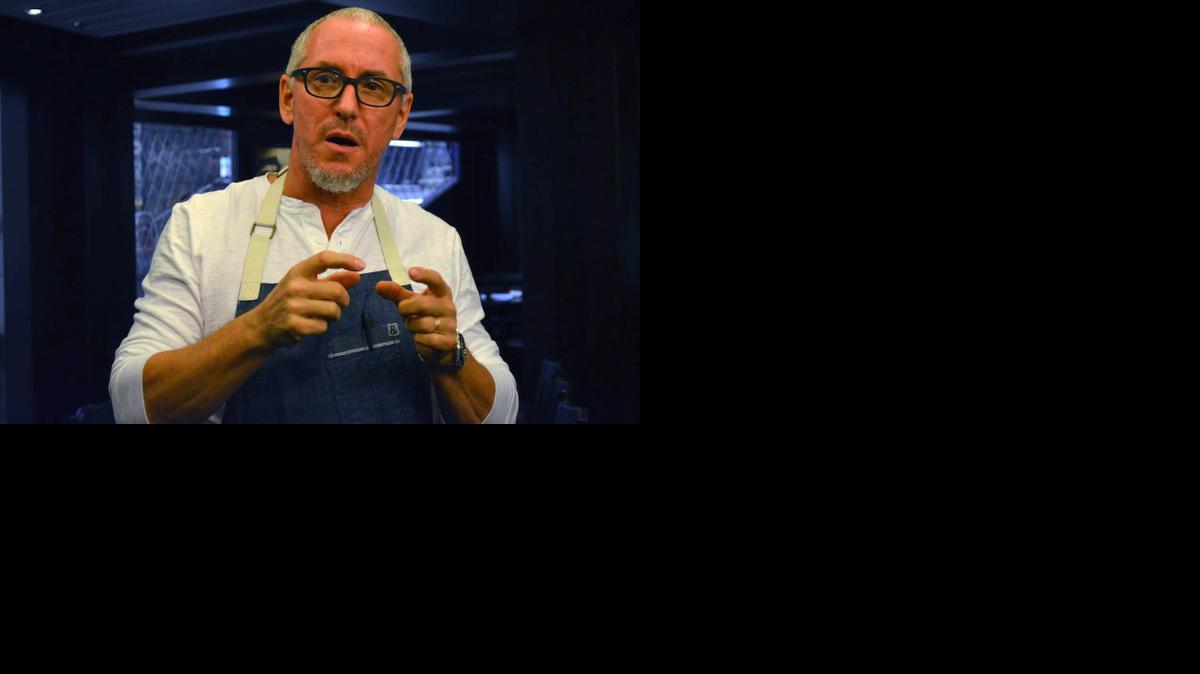 
Michael Schwartz, el cocinero de "Michael's Genuine", un pub donde los huevos revueltos con bacon se degustan en altas banquetas de madera desde las que avistar posibles naves espaciales. Con una capacidad de producción de dos cócteles cada dos minutos, los camareros robóticos hacen su aparición en el plató de la cocina de los cruceros de lujo, donde la variedad gastronómica pone las luces, las cámaras y la acción.
