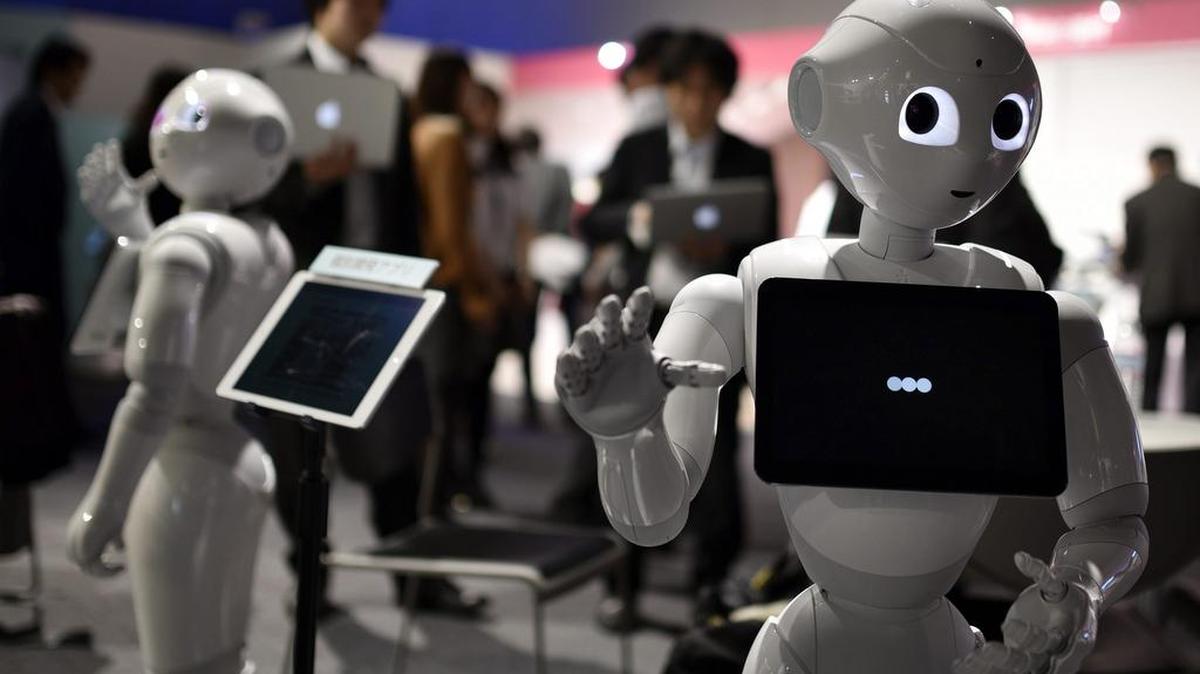 Un robot del modelo Pepper es expuesto durante una rueda de prensa en Tokio (Japón) ayer, 27 de enero de 2016.