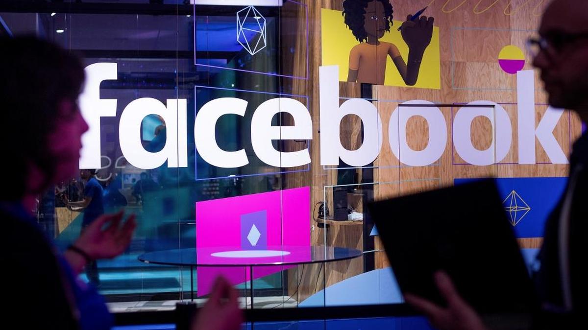 Un grupo de personas frente a un puesto de demostración en la conferencia anual de desarrolladores de Facebook en San José, California, en abril del 2017.