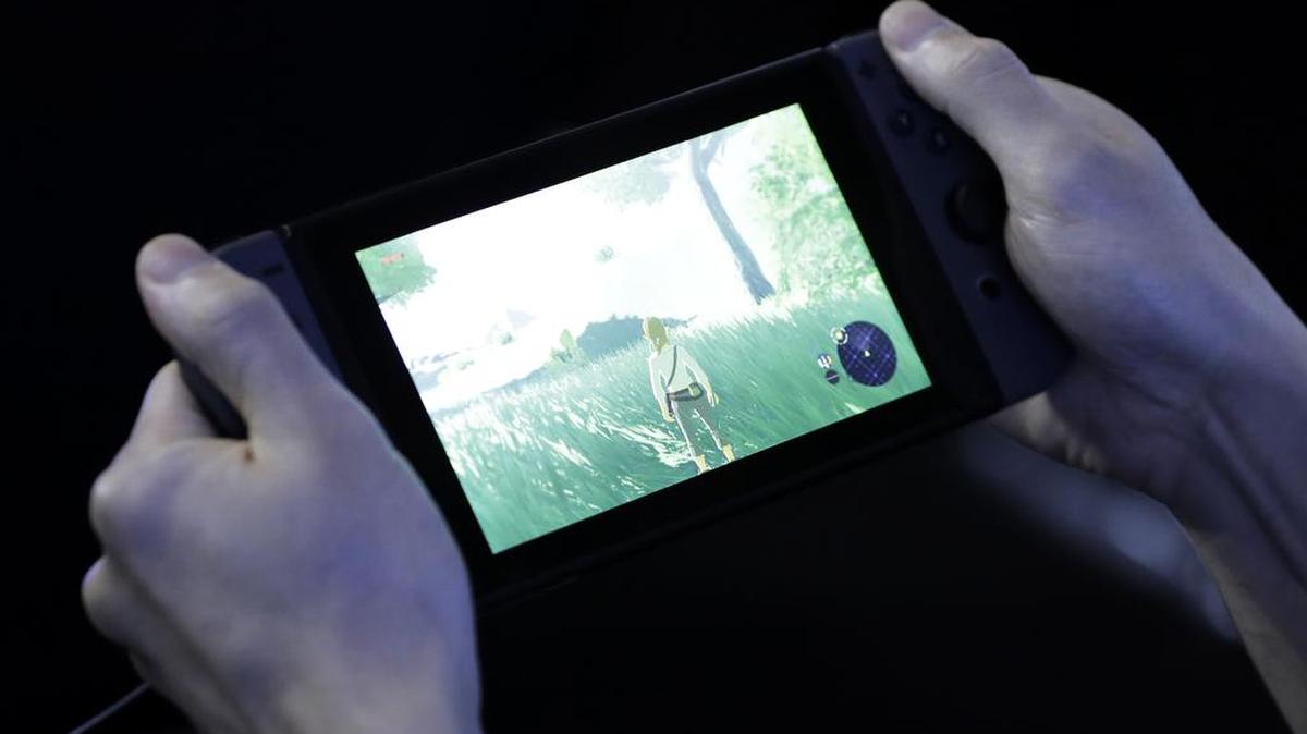 Un asistente juega el videojuego “The Legend of Zelda: Breath of the Wild” en una consola de juegos Nintendo Switch durante un evento en Tokio, Japón, el viernes 13 de enero de 2017.