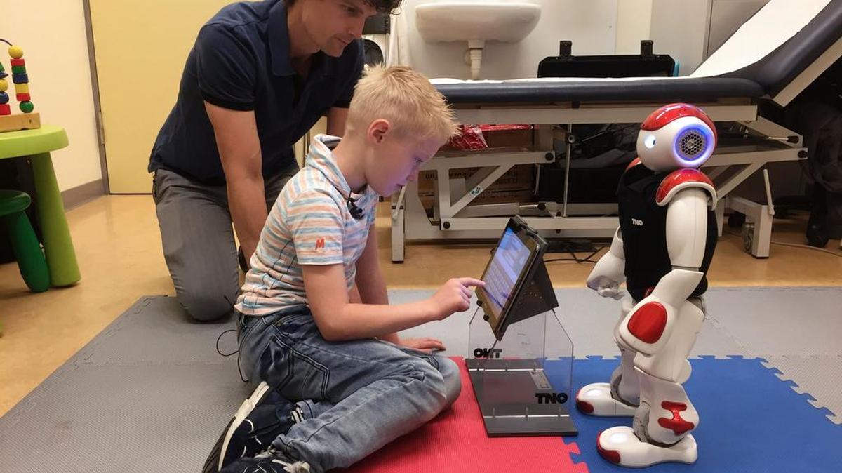 El robot NAO es muy ingenioso, e incluso recompensa con gratas sorpresas al pequeño cuando se lo merece.