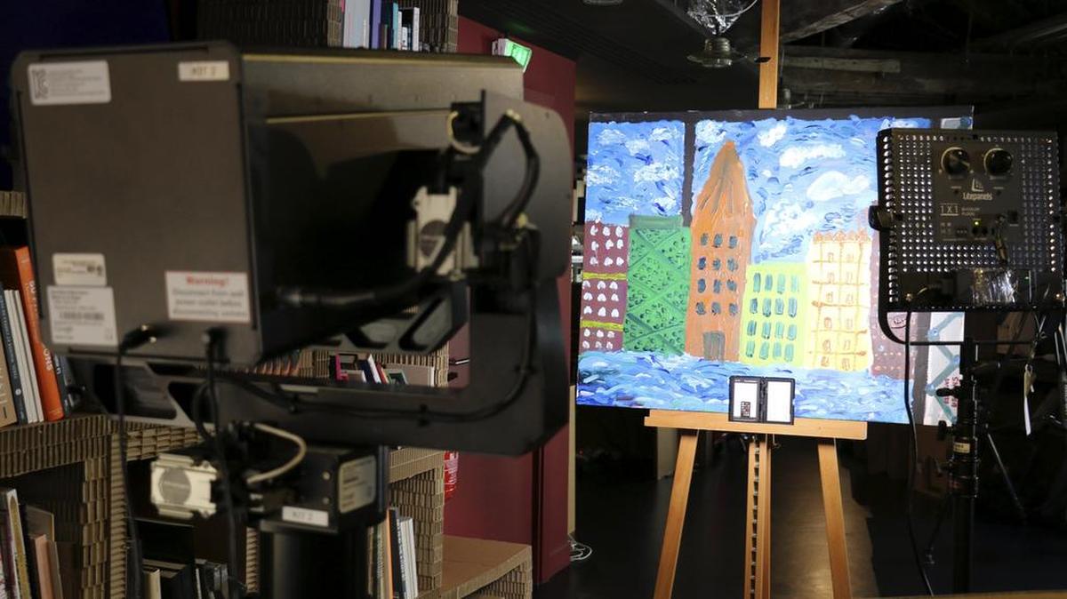 Fotografía facilitada por el Instituto Cultural de Google de la 'Art Camera', un dispositivo creado en su laboratorio parisino, cuyo uso adentra al ojo humano en detalles como el grosor de la pincelada o la conservación del lienzo, una nueva apuesta por acercar la cultura a través de internet.