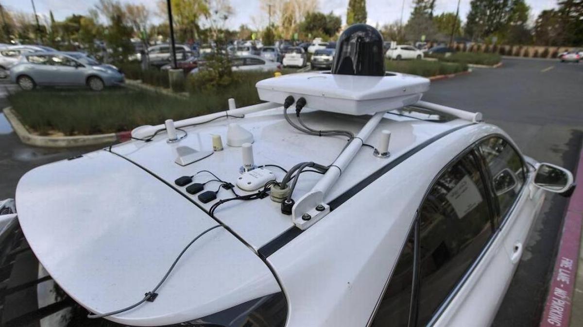 El vehículo autónomo de Google con una cámara y equipo de láser en el techo durante una prueba en febrero del 2016 en Mountain View, California.