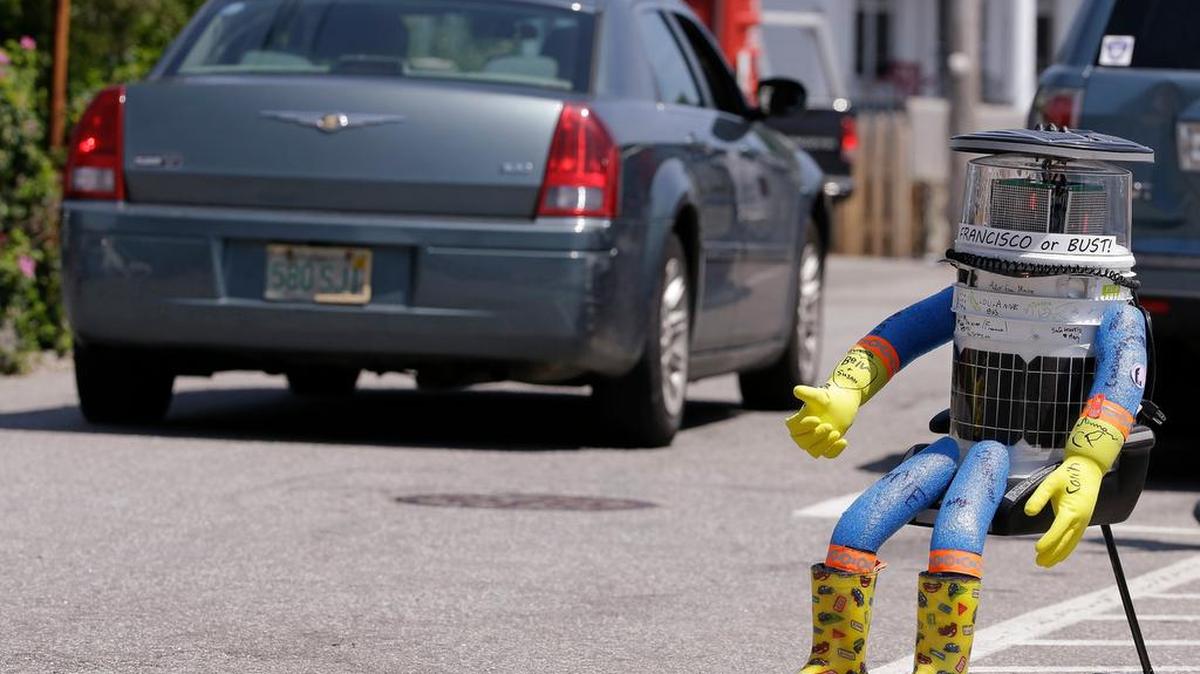 
El robot hitchBOT, creado como un experimento social, viajaba con su pulgar levantado, una sonrisa en su rostro digital y una cinta alrededor de su cabeza cilíndrica en la que se leía “o San Francisco o nada”. 
