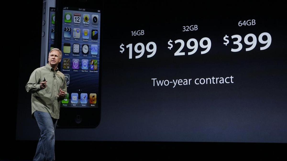 
Phil Schiller, vice presidente de mercadeo mundial, anuncia el iPhone 5 en San Francisco, el 12 de septiembre de 2012. 

