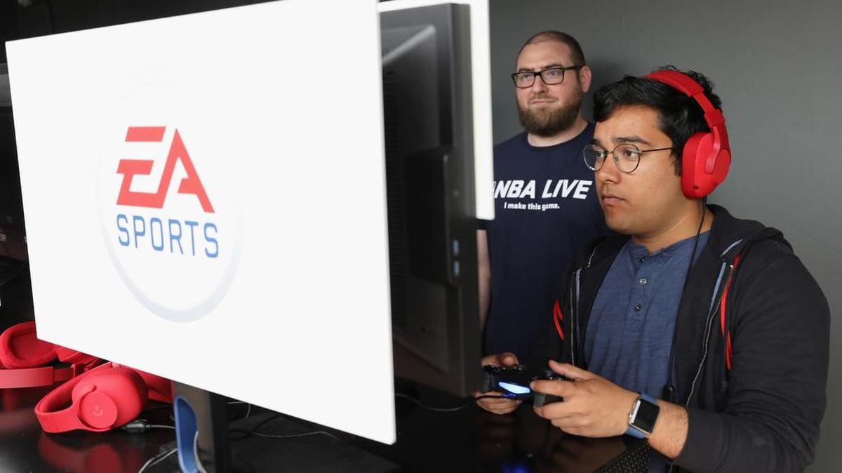 Rahul Kishore de Nueva York juega 'NBA Live 18' durante el evento Electronic Arts EA en el Hollywood Palladium el 10 de junio de 2017 en Los Angeles, California.