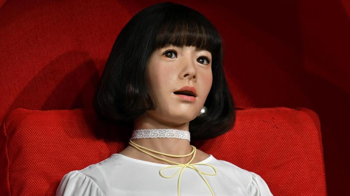 El humanoide interactivo Android llamado "Androidol U" habla durante su presentación en un evento en Tokio (Japón) el 15 de febrero de 2017.