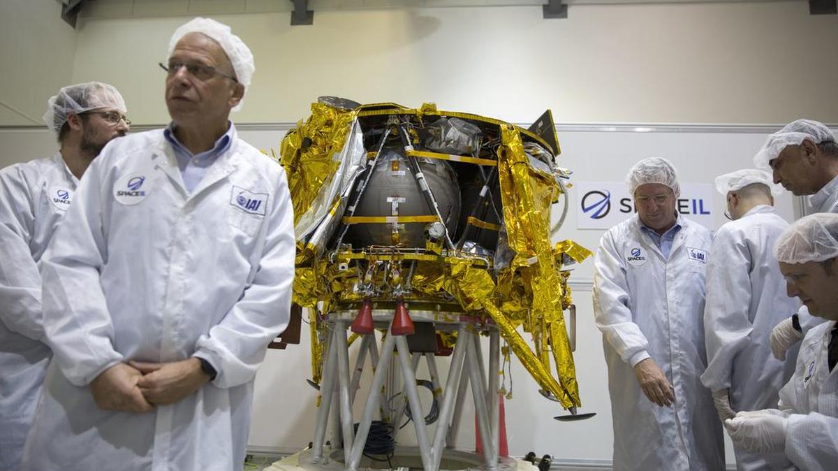 Un grupo de técnicos muestran el módulo lunar SpaceIL, en Tel Avid, Israel, el 17 de diciembre de 2018.